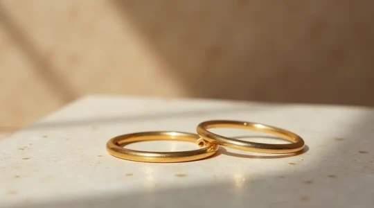 Elegante goldene Creolen als zeitloses Schmuckstück auf natürlichem Hintergrund